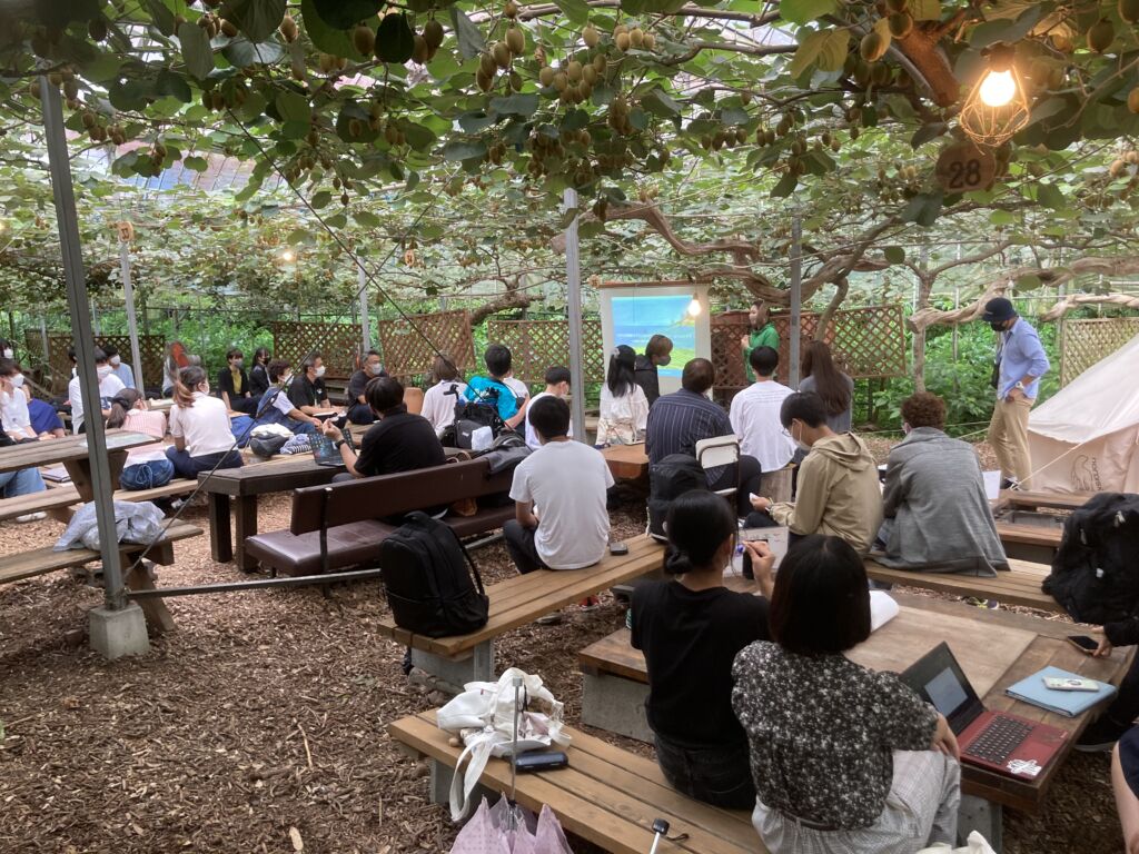 修学旅行の学生が3泊4日でプレゼンを作り、掛川市の農家が行政職員に発表しているところ